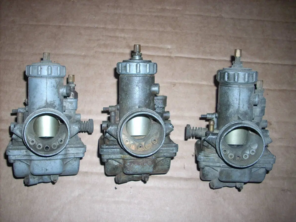 Batteria Carburatori Mikuni e Leva Pedalina Messa Suzuki (2)