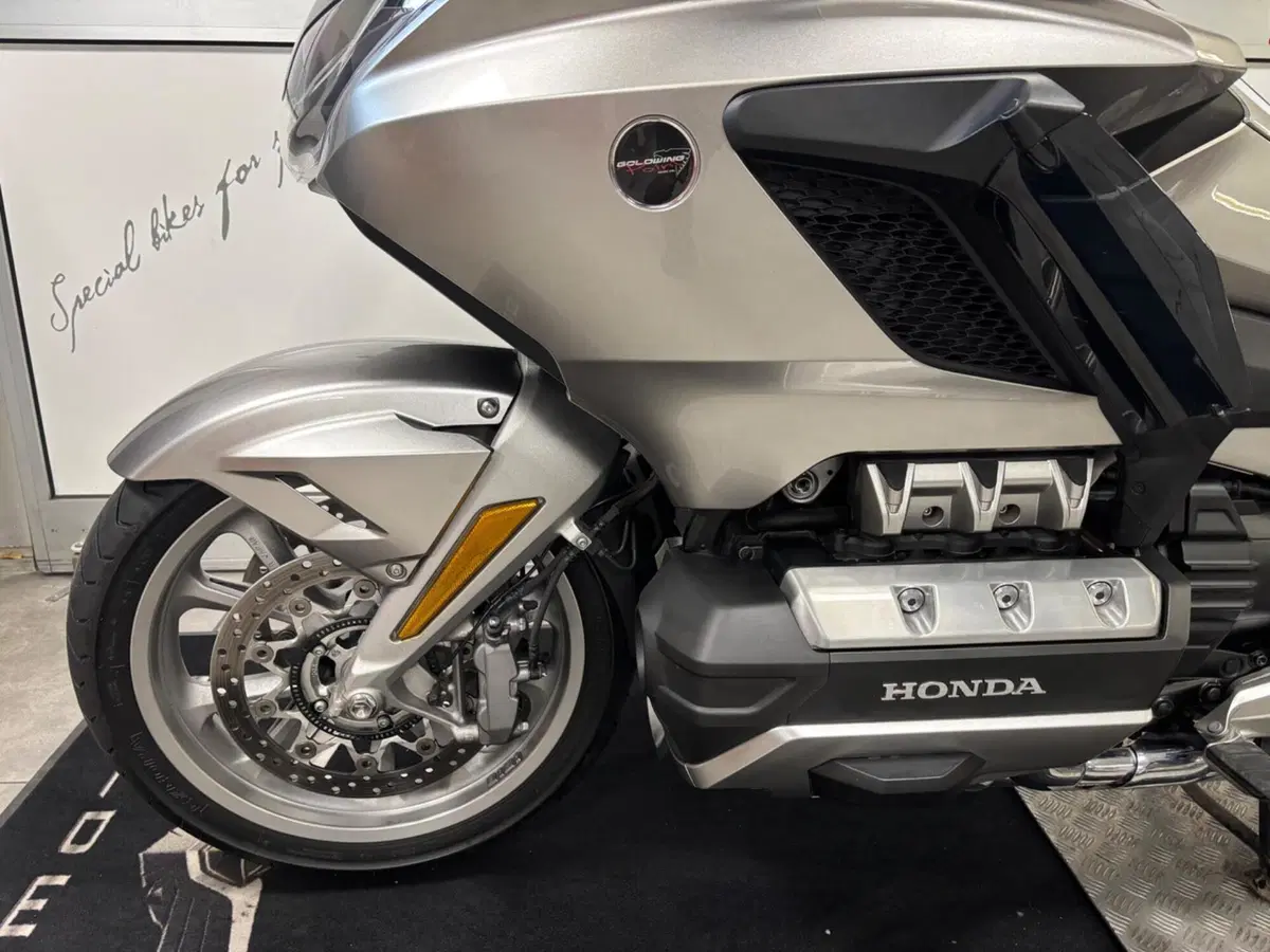 Honda GL 1800 Gold Wing Tour DCT & Airbag (2022 - 24) (6)