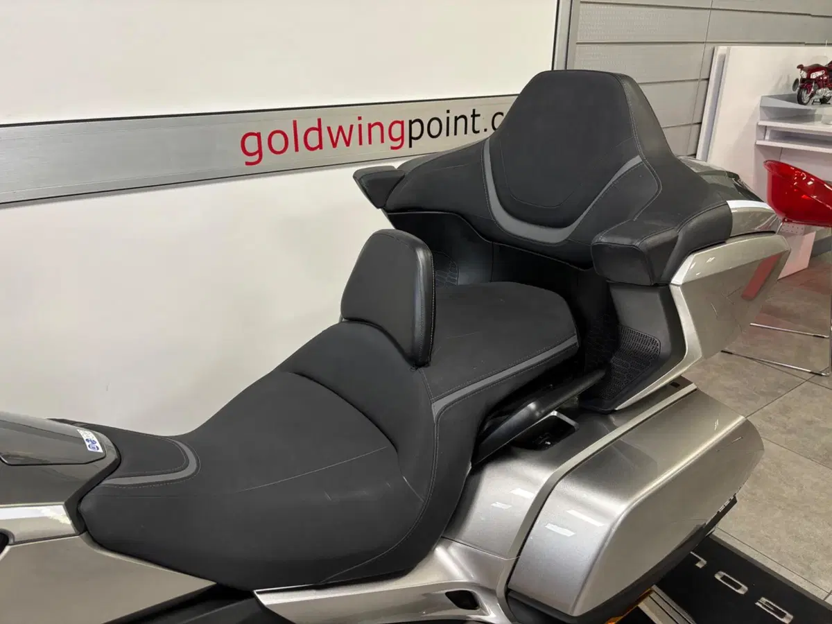 Honda GL 1800 Gold Wing Tour DCT & Airbag (2022 - 24) (9)