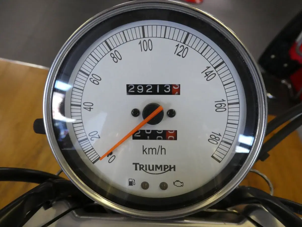 Triumph Speedmaster 865 (2005 - 10) (4)