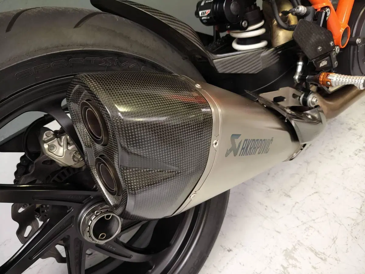 KTM 1290 Super Duke RR (2021) (7)