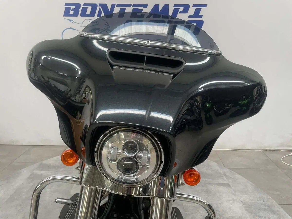 Harley-Davidson 107 Street Glide (2017 - 19) - FLHX (2)
