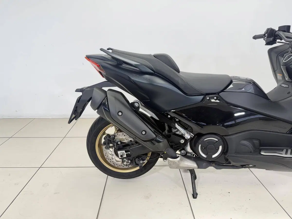Yamaha T-Max 560 (2022 - 24) (17)