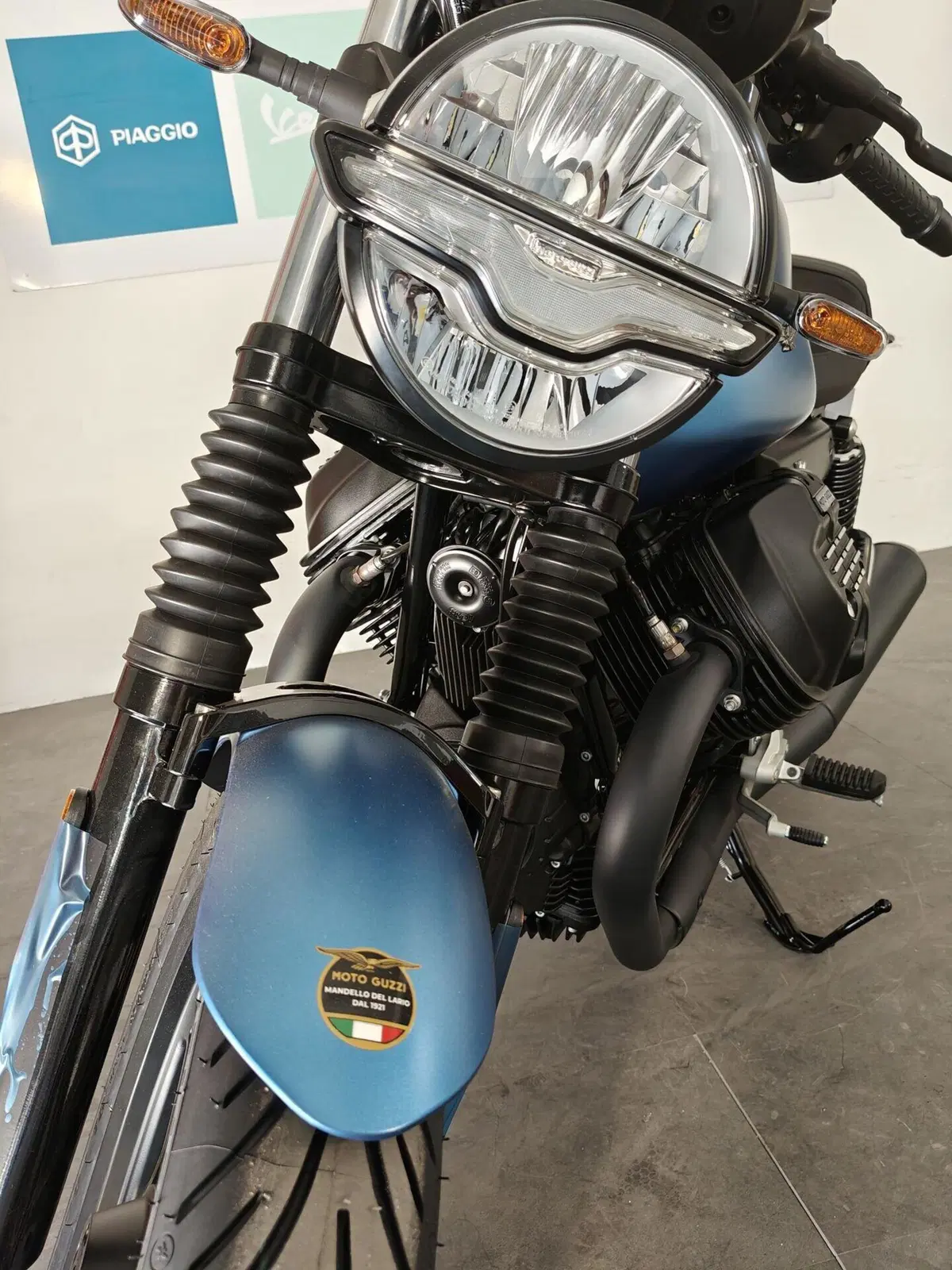 Moto Guzzi V7 Stone (2025 - 26) (3)
