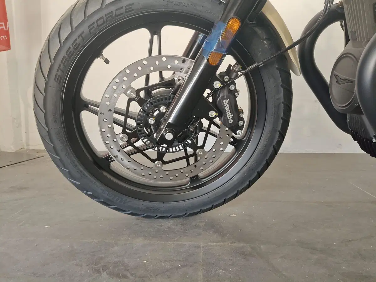 Moto Guzzi V7 Stone (2025 - 26) (3)