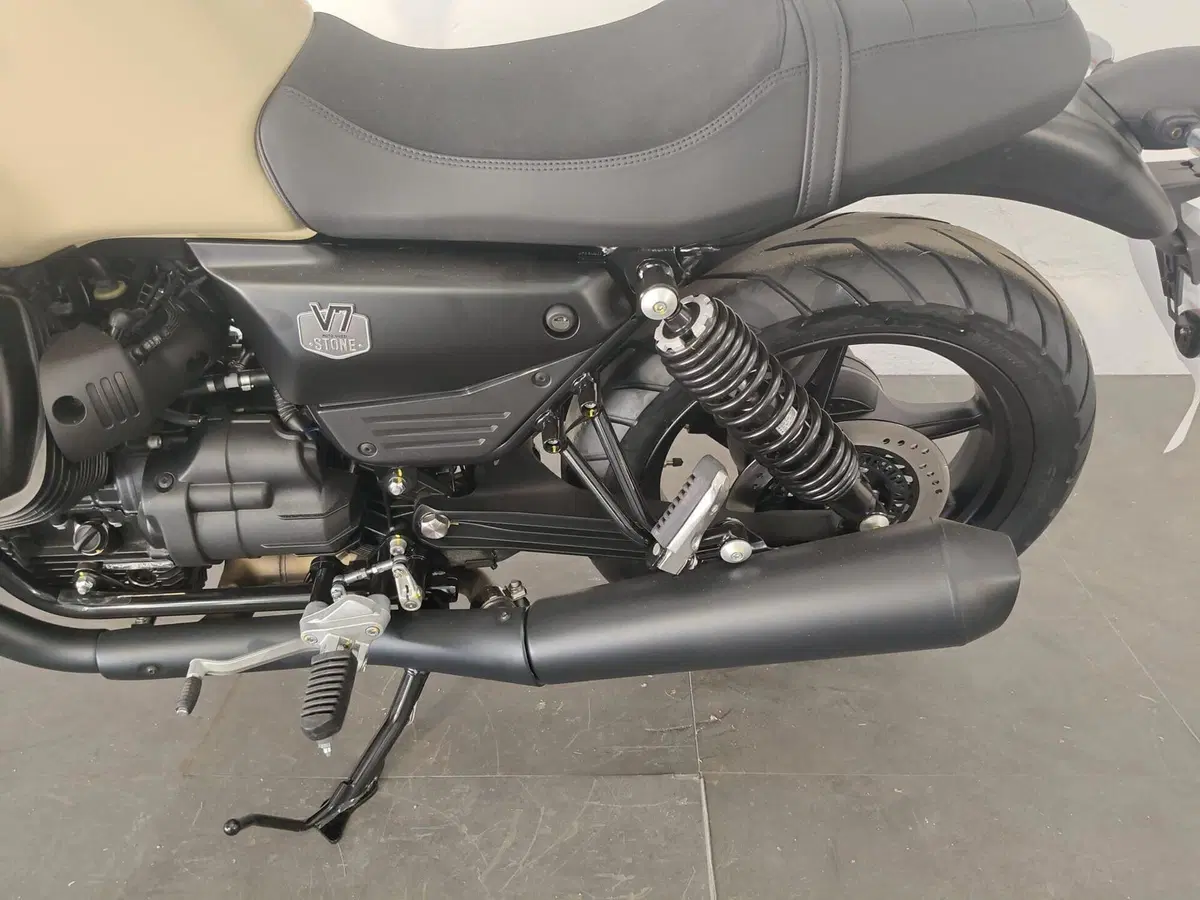 Moto Guzzi V7 Stone (2025 - 26) (4)