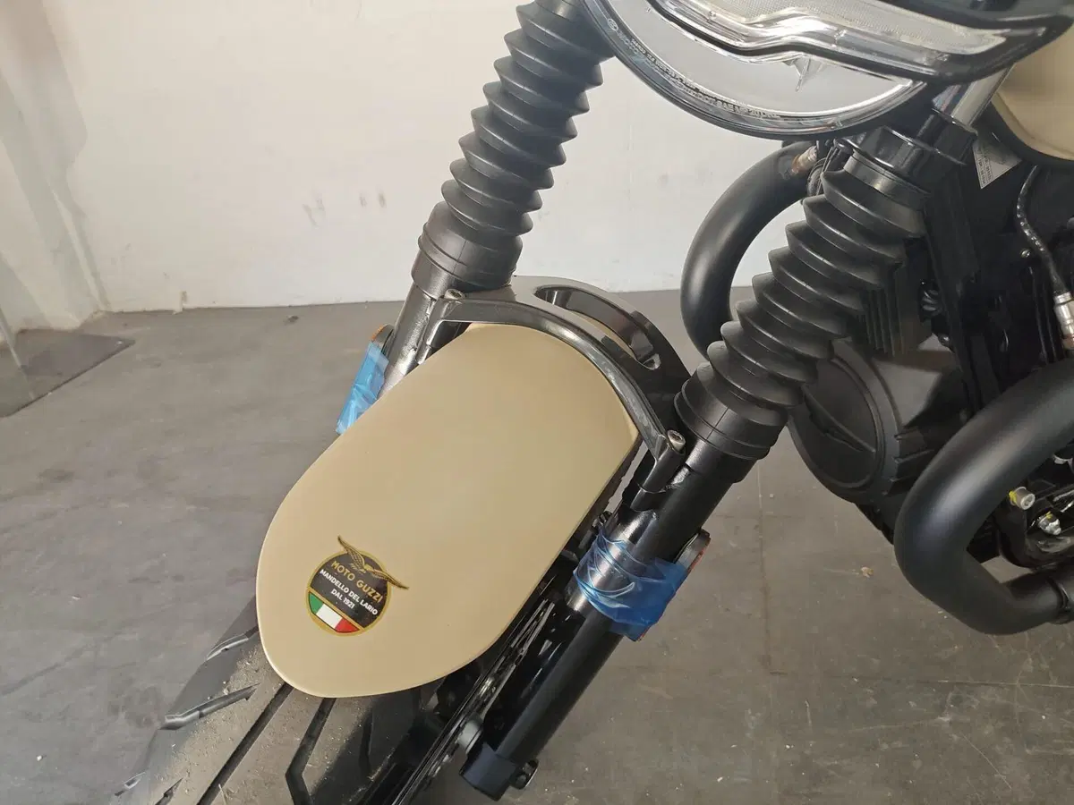 Moto Guzzi V7 Stone (2025 - 26) (7)