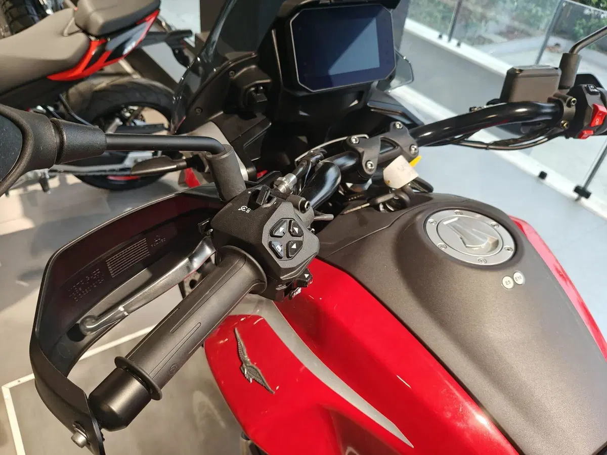 Moto Guzzi V85 Strada (2024 - 26) (3)