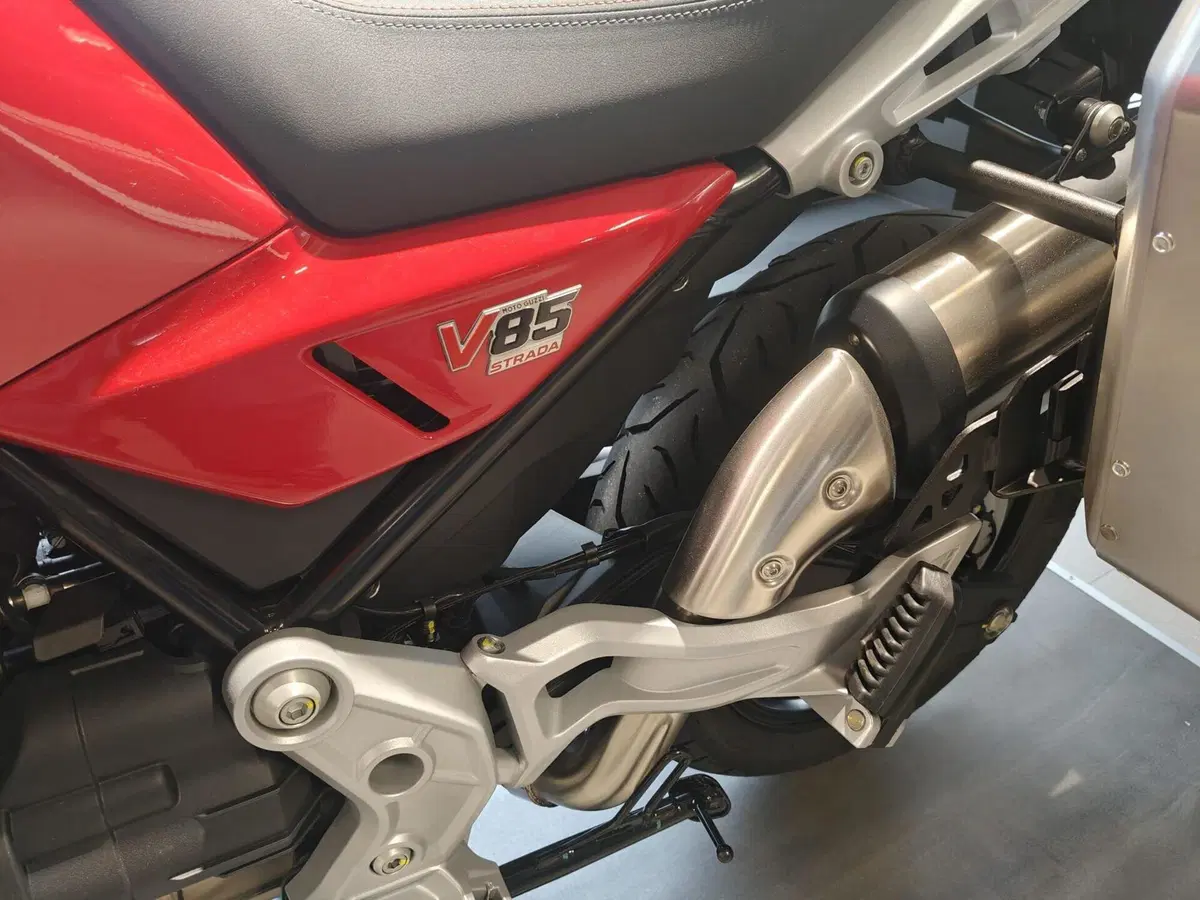Moto Guzzi V85 Strada (2024 - 26) (4)