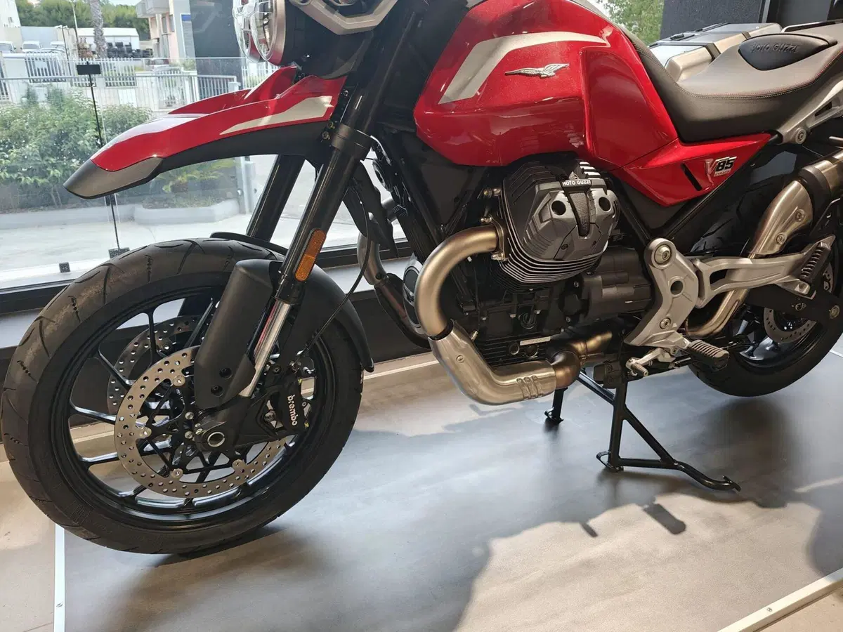 Moto Guzzi V85 Strada (2024 - 26) (6)