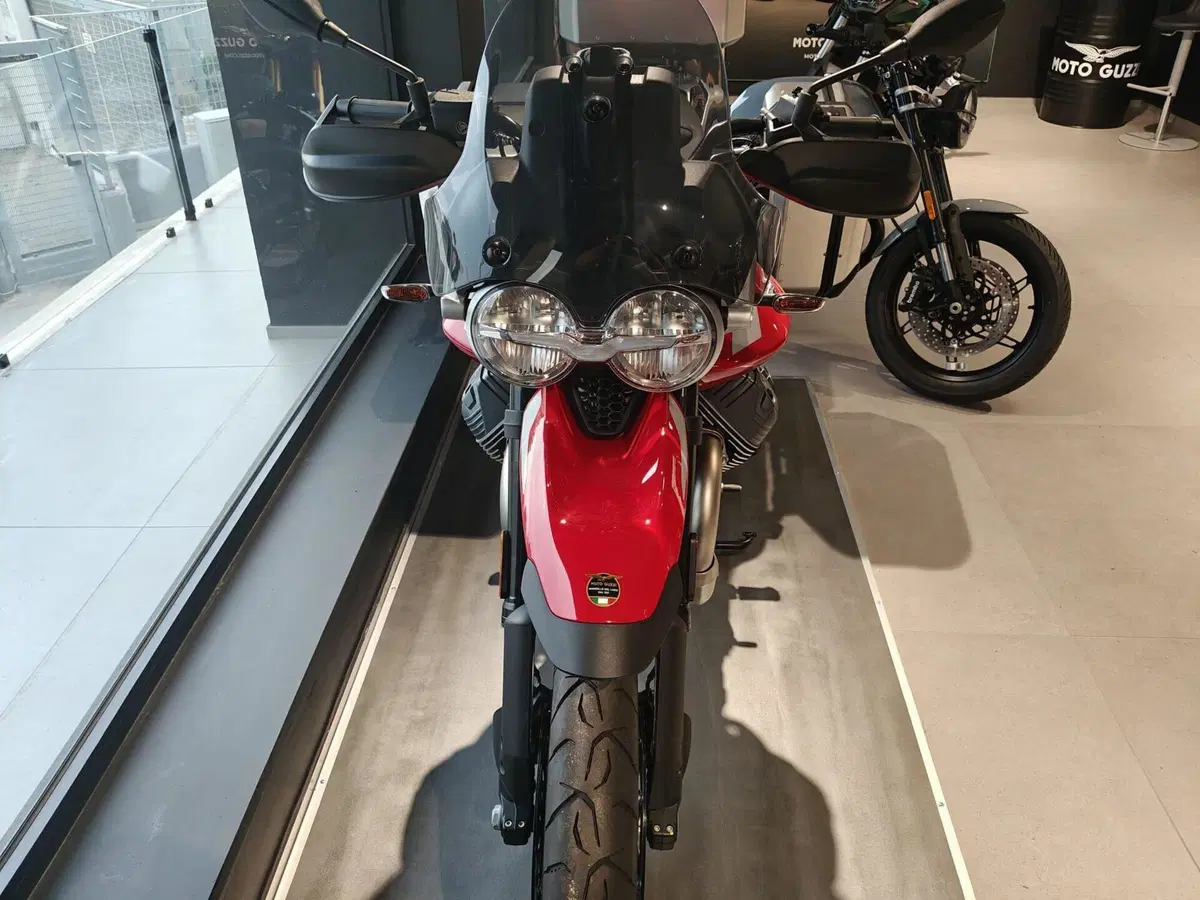 Moto Guzzi V85 Strada (2024 - 26) (7)