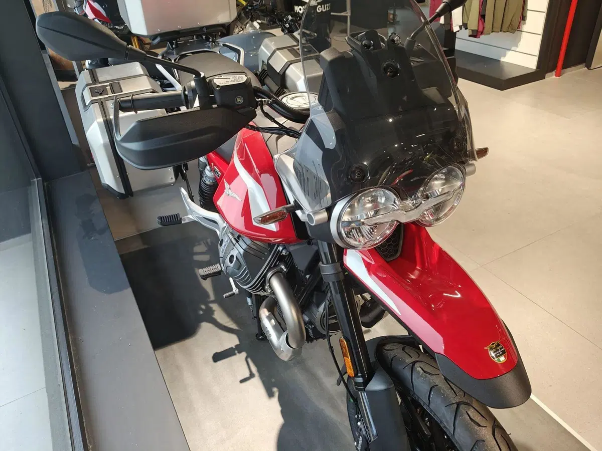 Moto Guzzi V85 Strada (2024 - 26) (8)