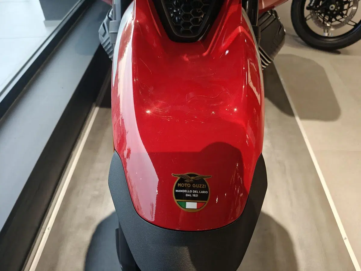 Moto Guzzi V85 Strada (2024 - 26) (9)