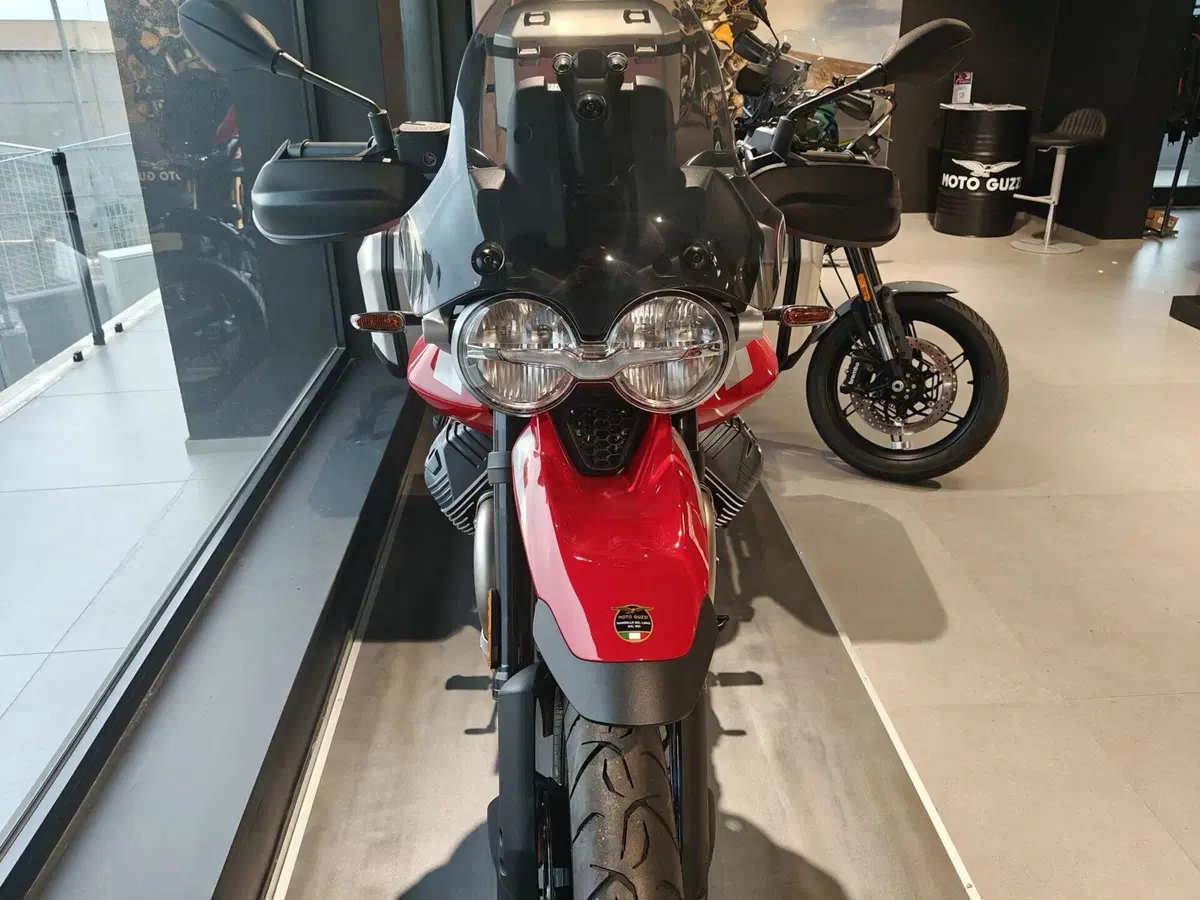 Moto Guzzi V85 Strada (2024 - 26) (10)