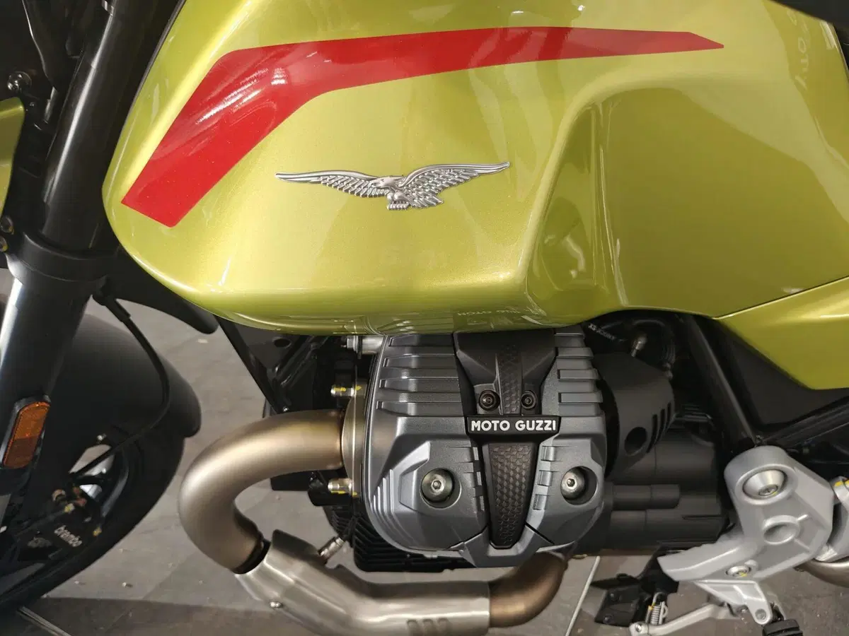 Moto Guzzi V85 Strada (2024 - 26) (4)