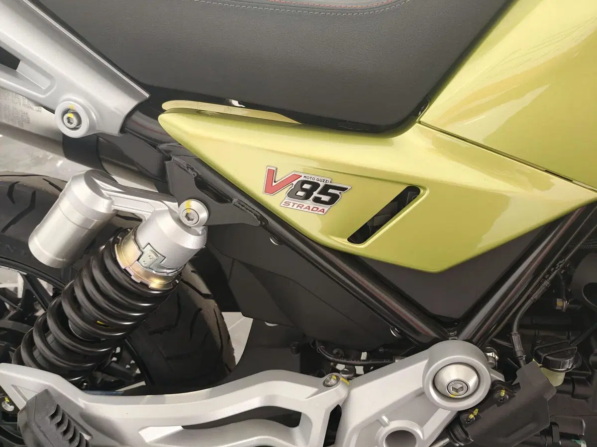 Moto Guzzi V85 Strada (2024 - 26) (6)