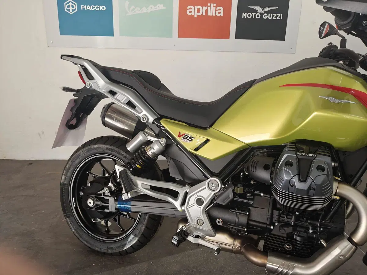 Moto Guzzi V85 Strada (2024 - 26) (10)
