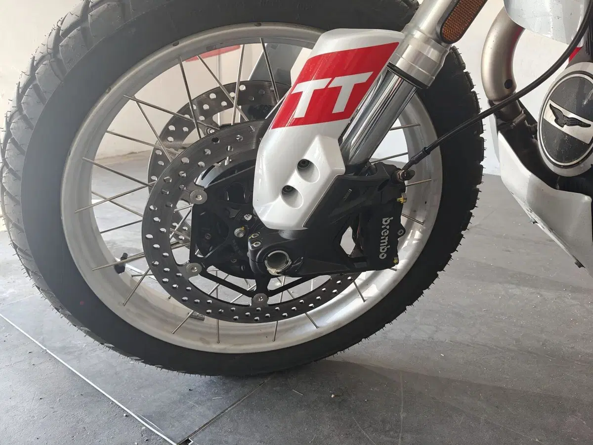 Moto Guzzi V85 TT (2024 - 26) (4)