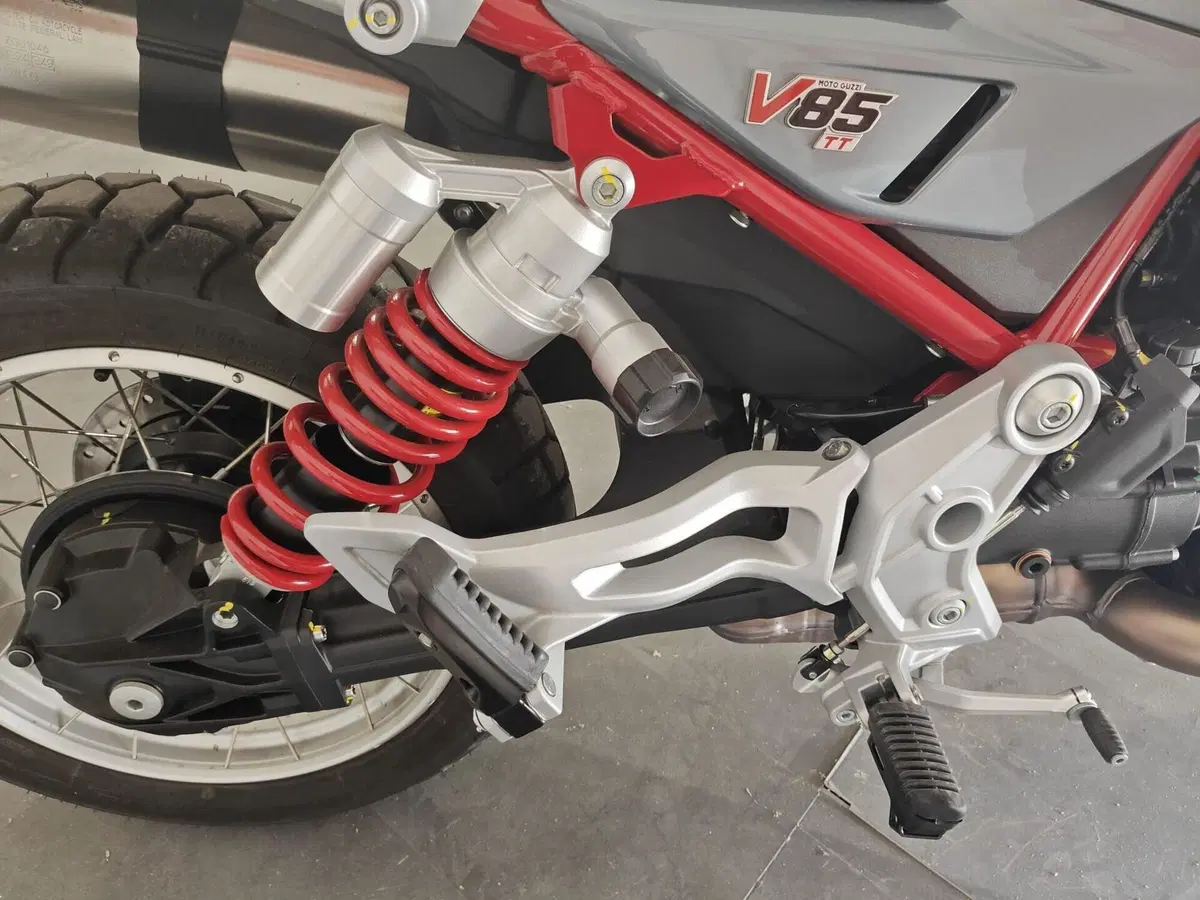 Moto Guzzi V85 TT (2024 - 26) (7)