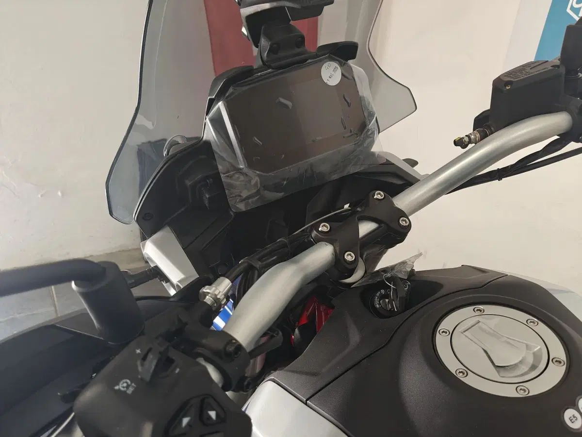Moto Guzzi V85 TT (2024 - 26) (4)