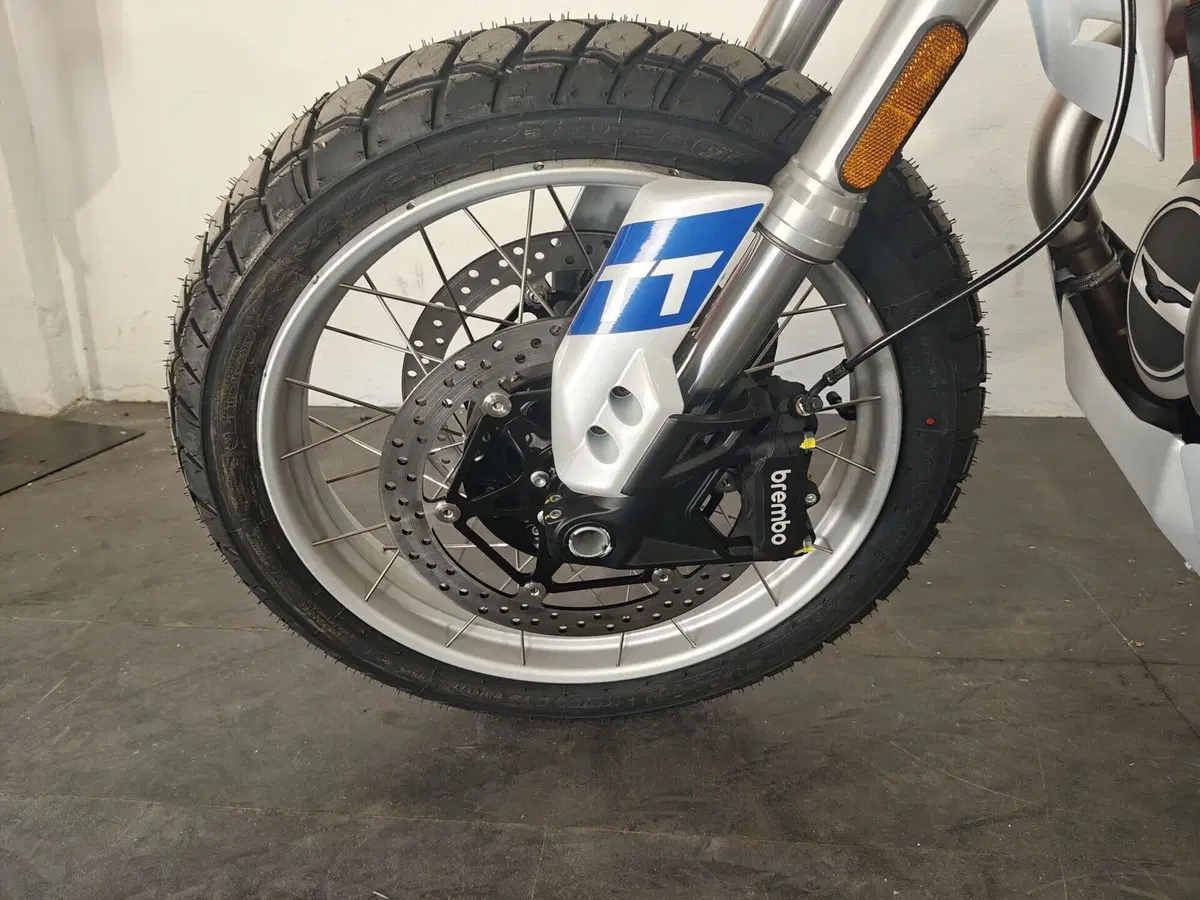 Moto Guzzi V85 TT (2024 - 26) (5)