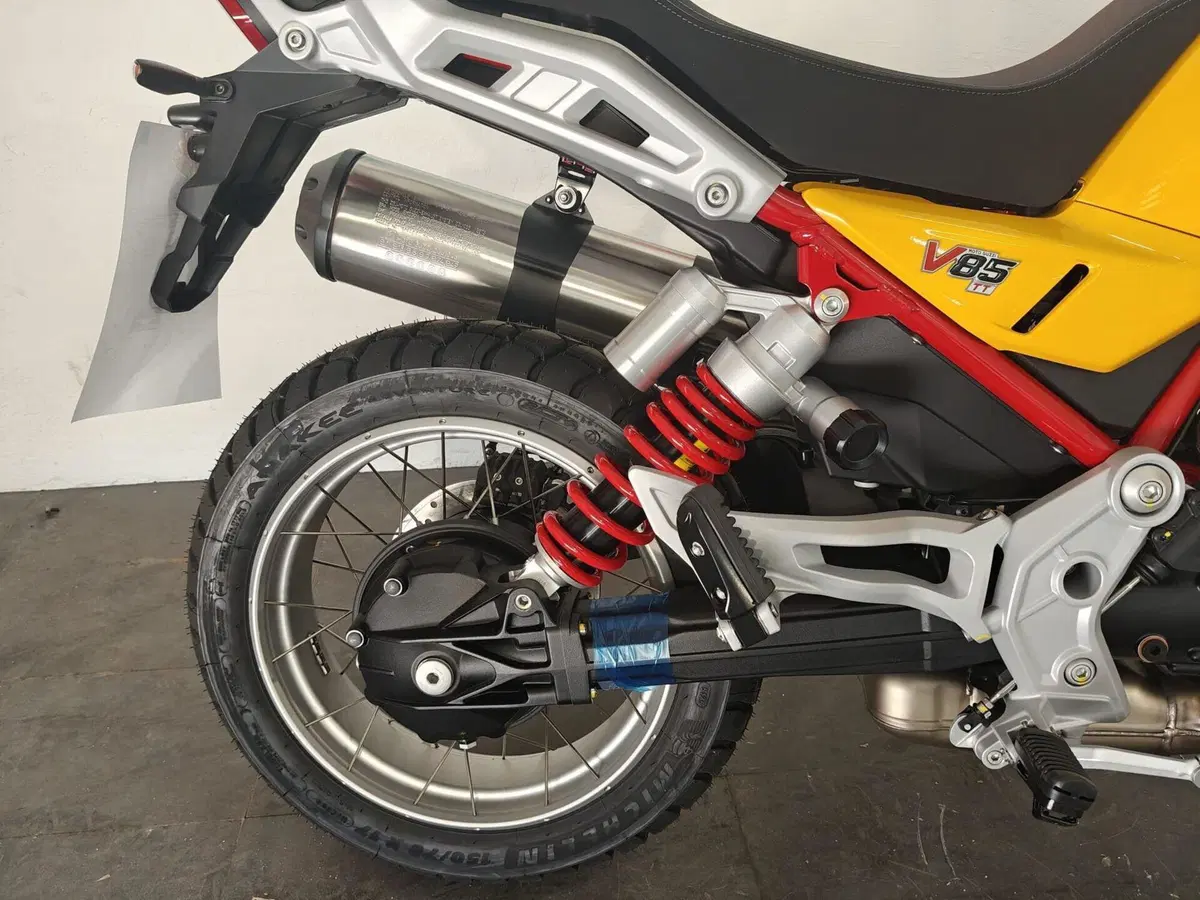 Moto Guzzi V85 TT (2024 - 26) (10)