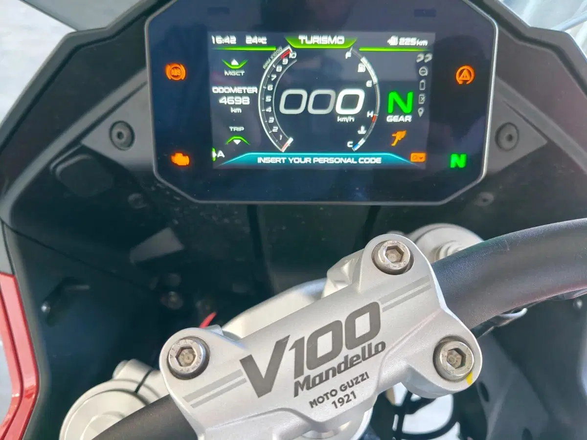 Moto Guzzi V100 Mandello (2022 - 24) (3)