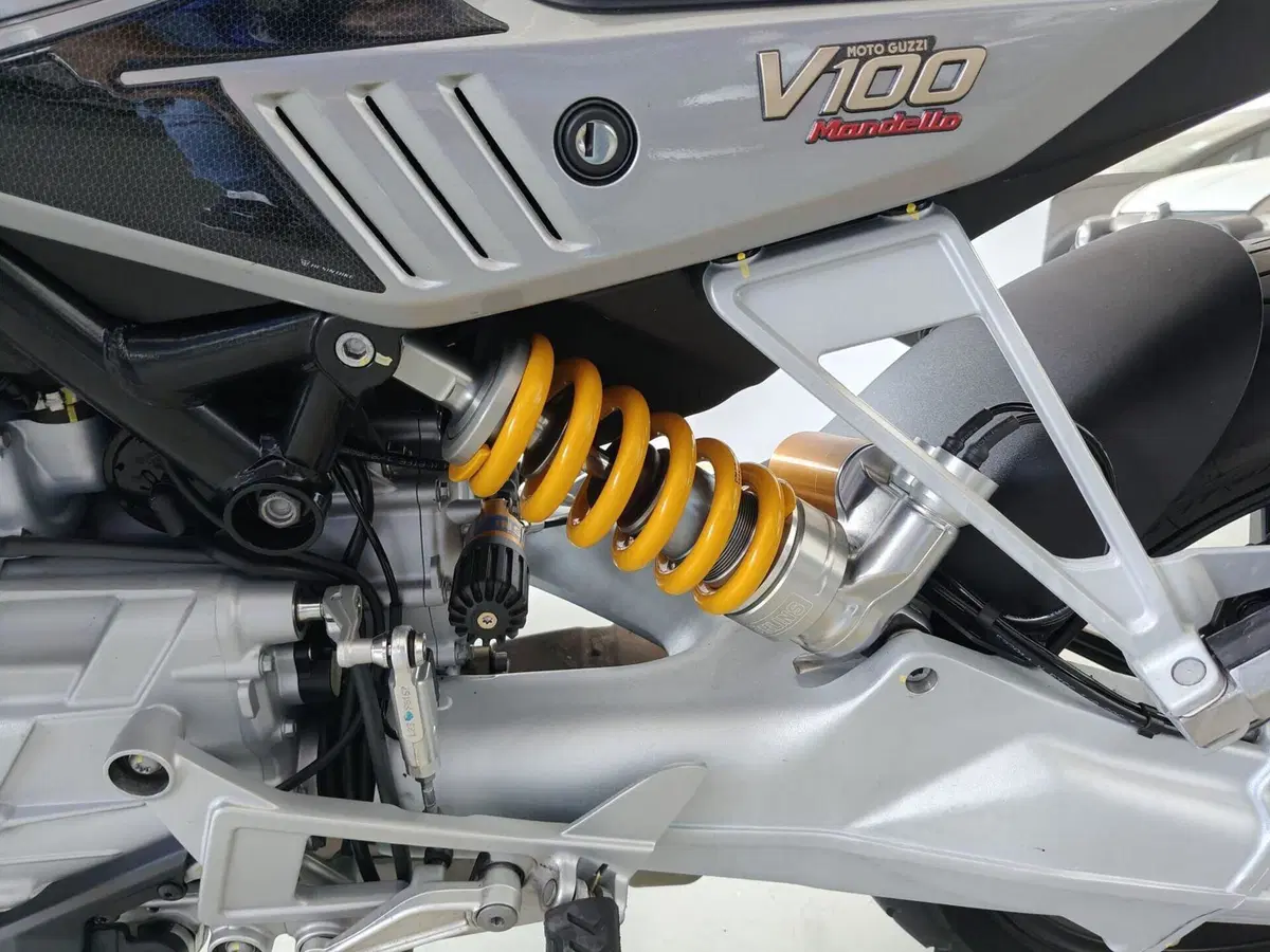Moto Guzzi V100 Mandello S (2025 - 26) (4)