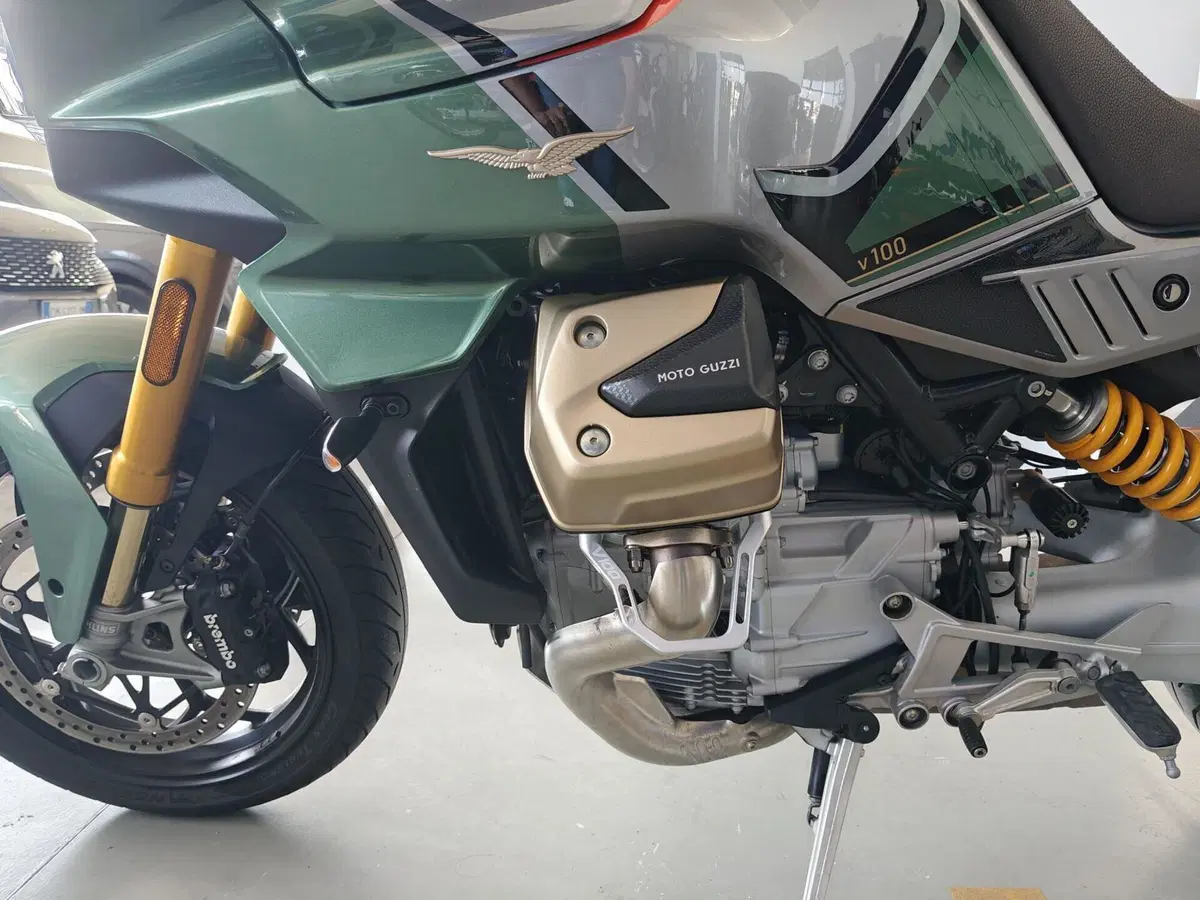 Moto Guzzi V100 Mandello S (2025 - 26) (5)