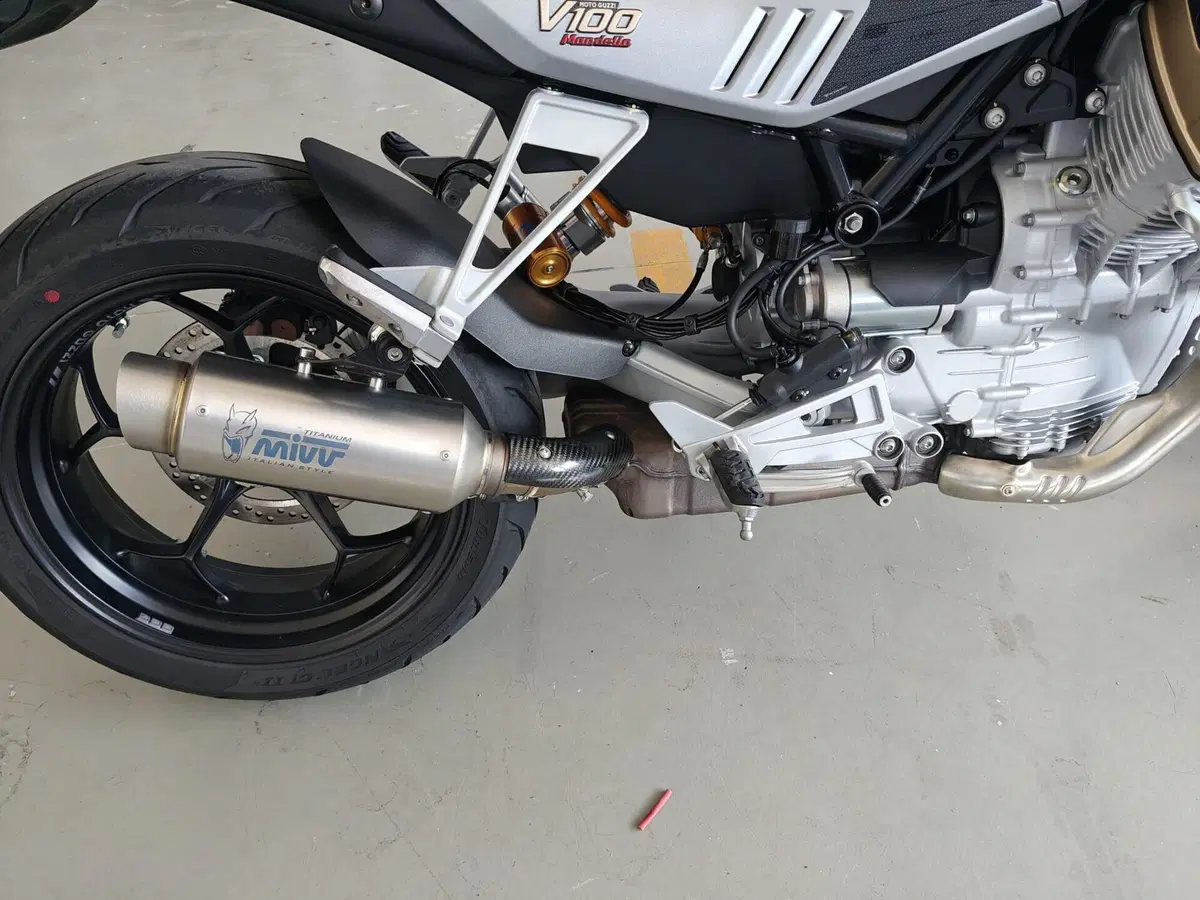 Moto Guzzi V100 Mandello S (2025 - 26) (7)