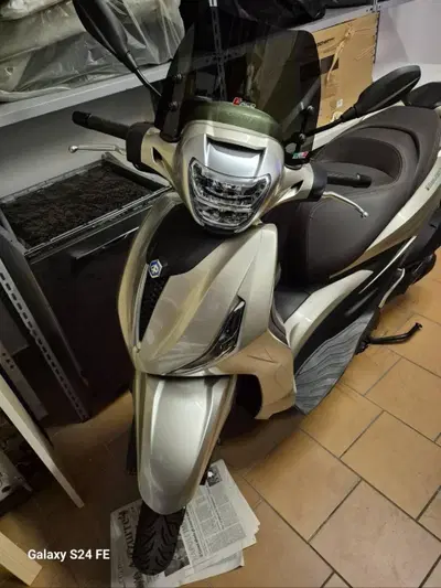 Piaggio Beverly 300 Hpe (2021) usata