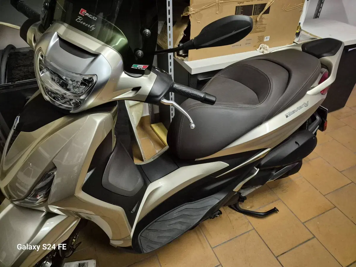 Piaggio Beverly 300 Hpe (2021) (2)