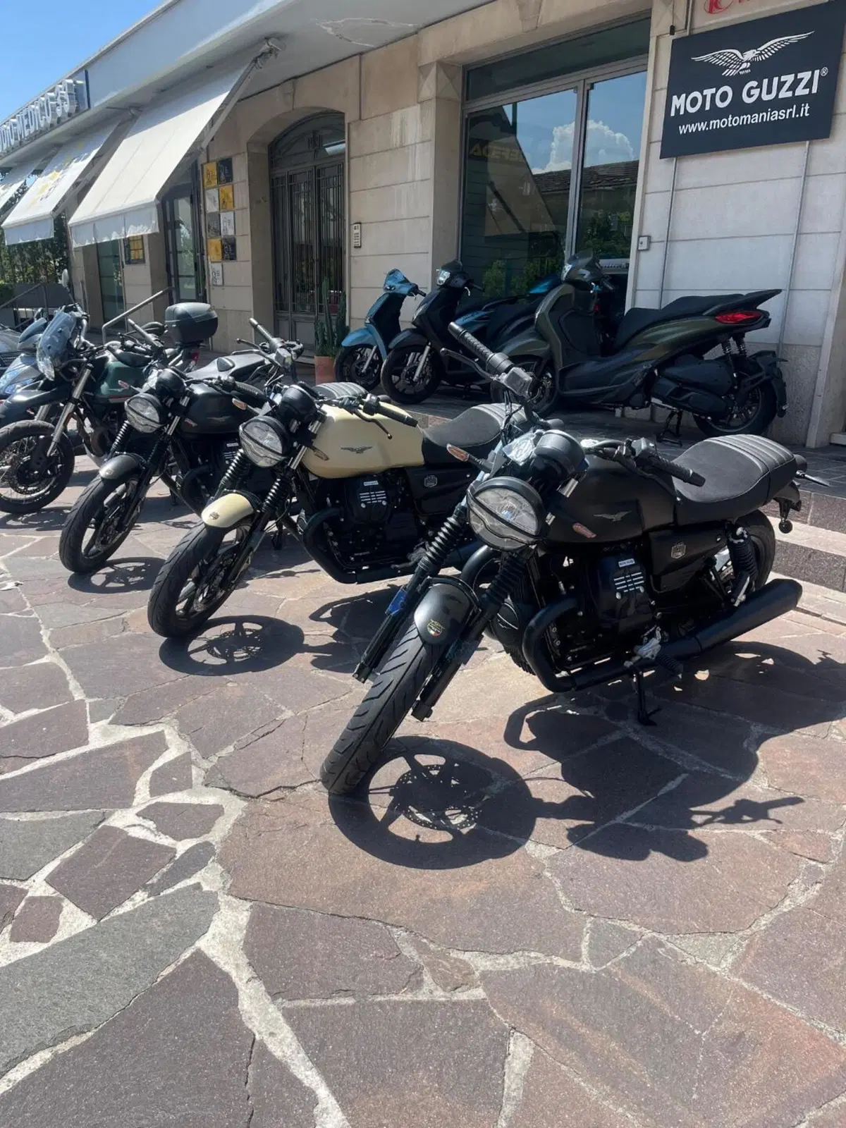 Moto Guzzi V7 Stone (2025 - 26) (2)
