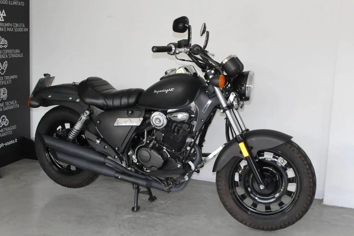 Moto Guzzi V9 Bobber (2021 - 25) (3)