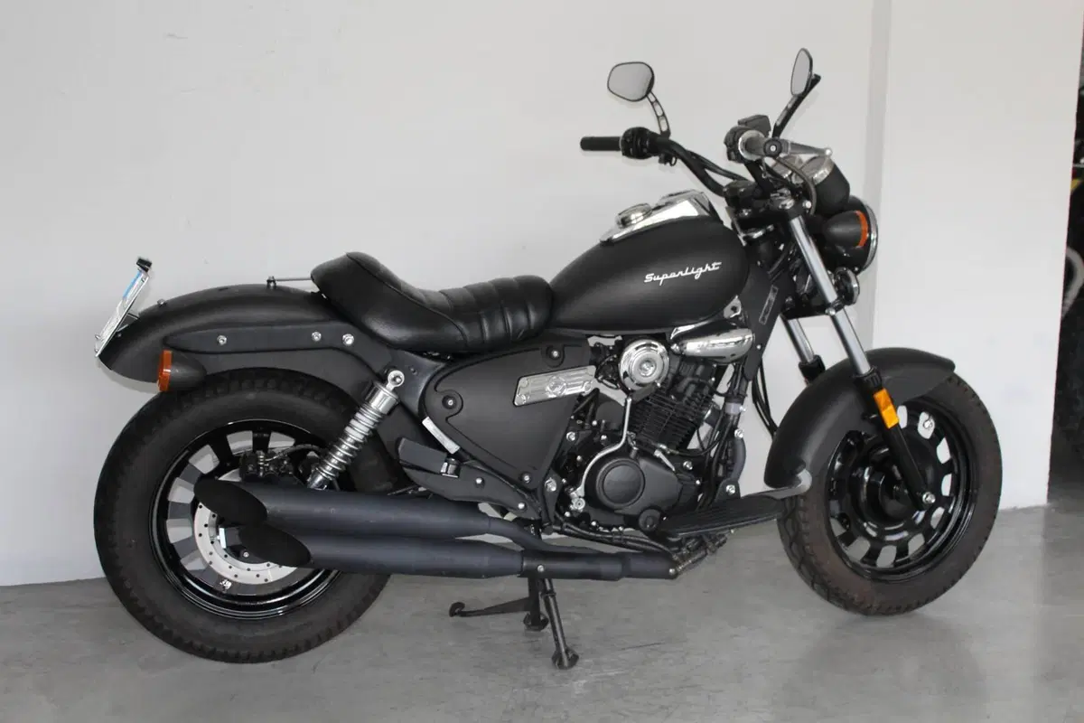 Moto Guzzi V9 Bobber (2021 - 25) (5)