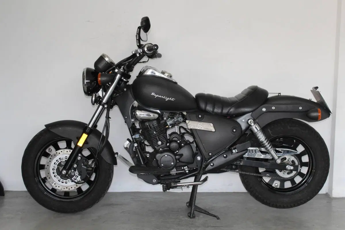 Moto Guzzi V9 Bobber (2021 - 25) (7)