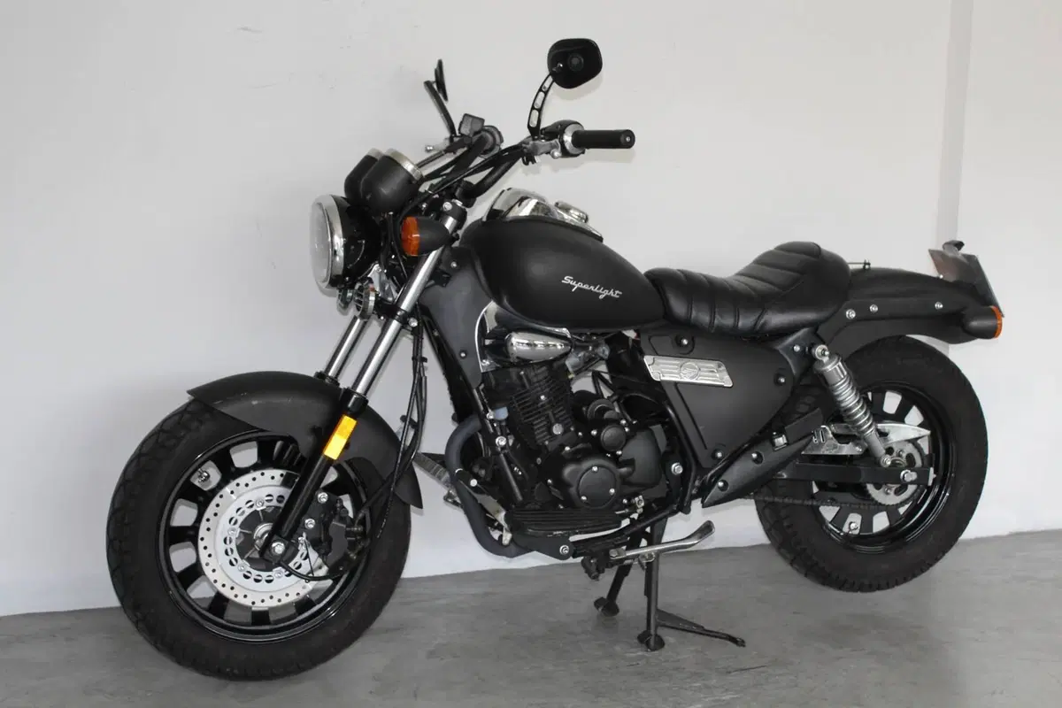 Moto Guzzi V9 Bobber (2021 - 25) (9)
