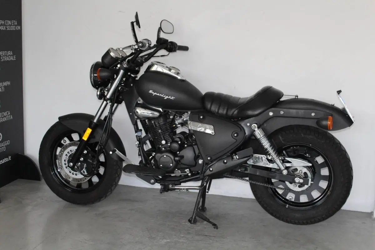 Moto Guzzi V9 Bobber (2021 - 25) (11)