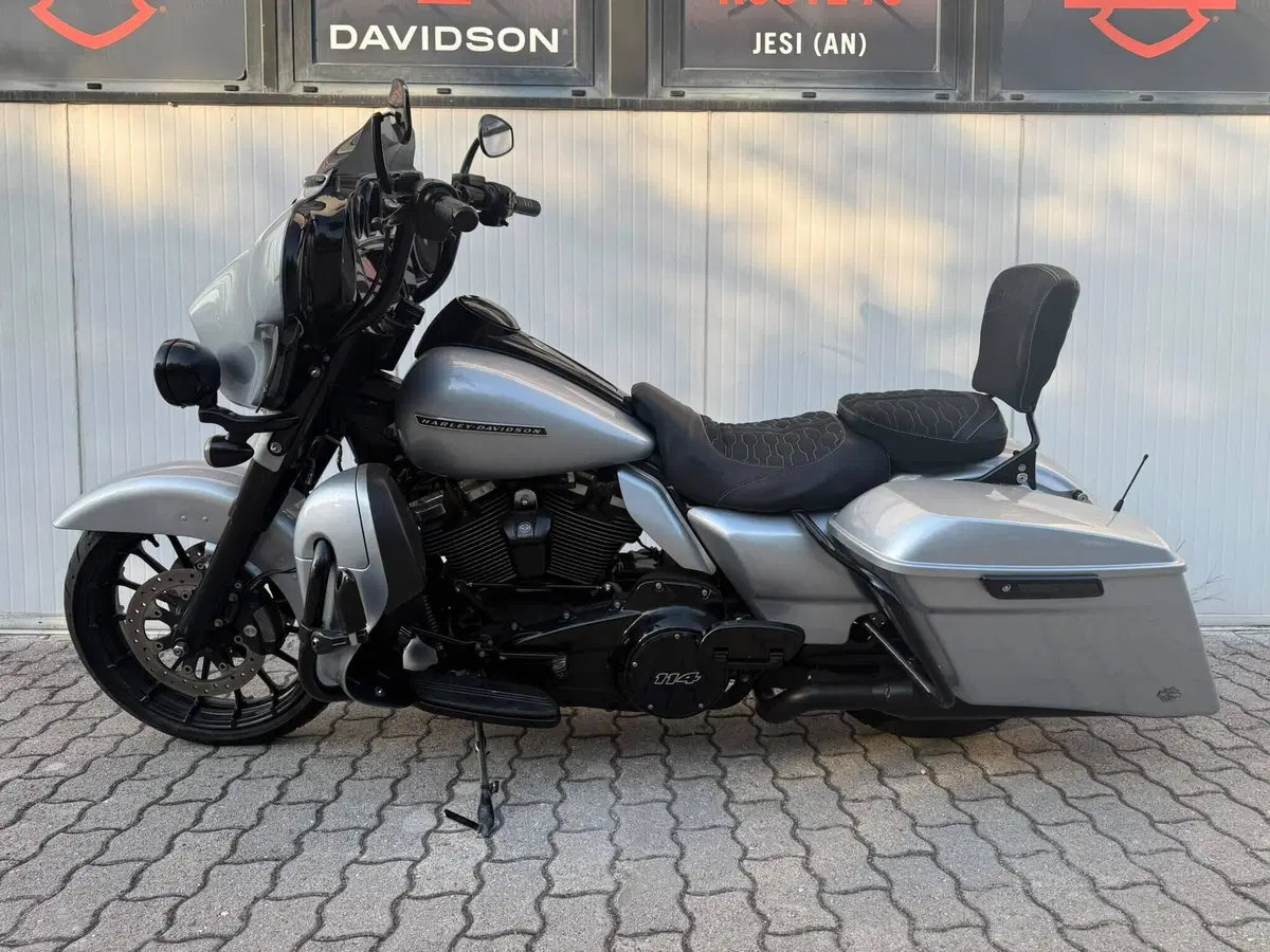 Harley-Davidson 114 Street Glide Special (2019 - 20) - FLHXS (4)