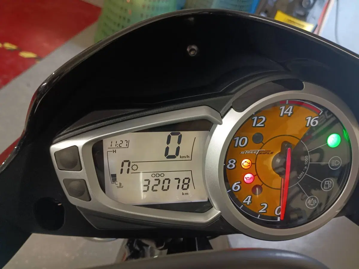 Triumph Street Triple R (2009 - 12) (3)
