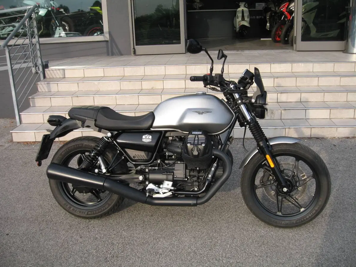 Moto Guzzi V7 Stone (2021 - 24)