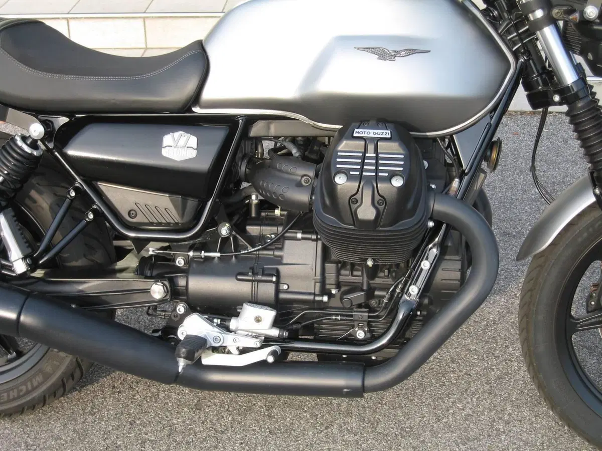 Moto Guzzi V7 Stone (2021 - 24) (3)