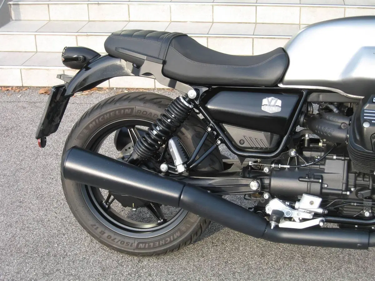 Moto Guzzi V7 Stone (2021 - 24) (4)
