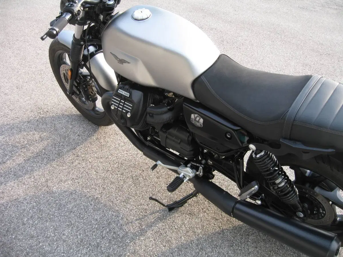 Moto Guzzi V7 Stone (2021 - 24) (5)