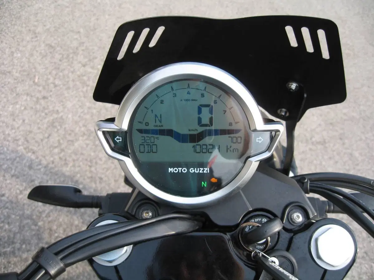 Moto Guzzi V7 Stone (2021 - 24) (6)