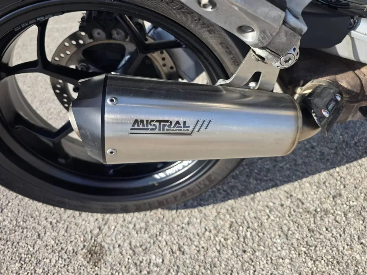 Moto Guzzi V100 Mandello S (2022 - 24) (6)