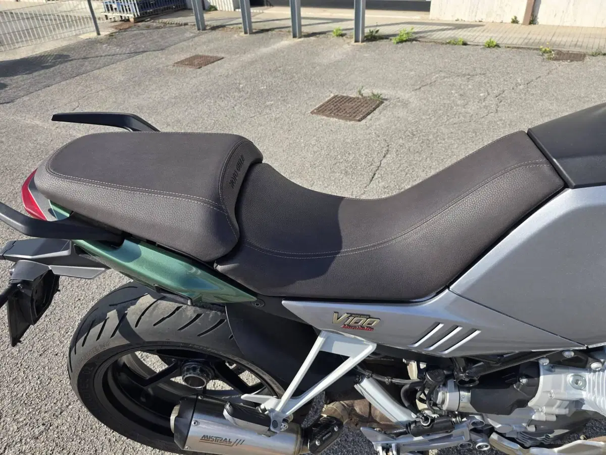 Moto Guzzi V100 Mandello S (2022 - 24) (8)