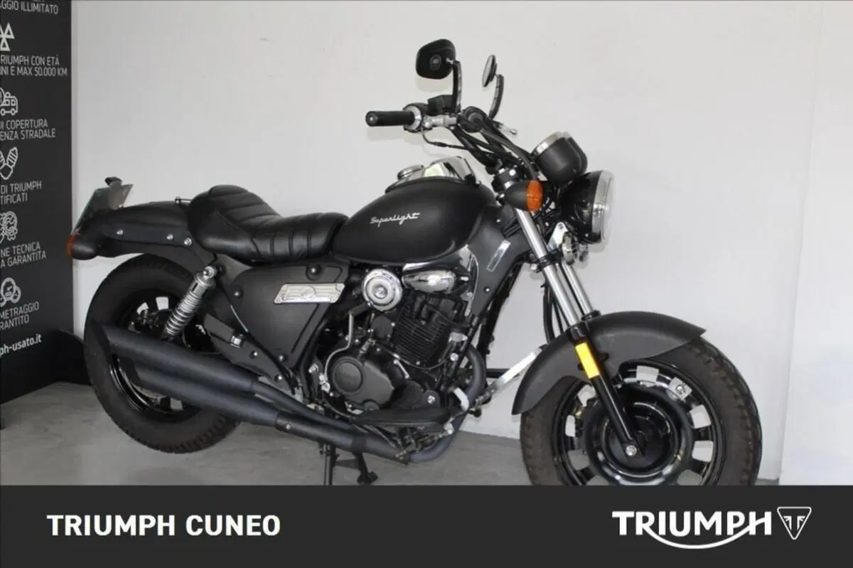 Moto Guzzi V9 Bobber (2021 - 25) (4)