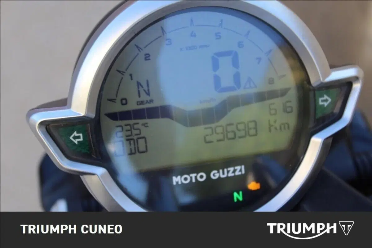 Moto Guzzi V9 Bobber (2021 - 25) (8)