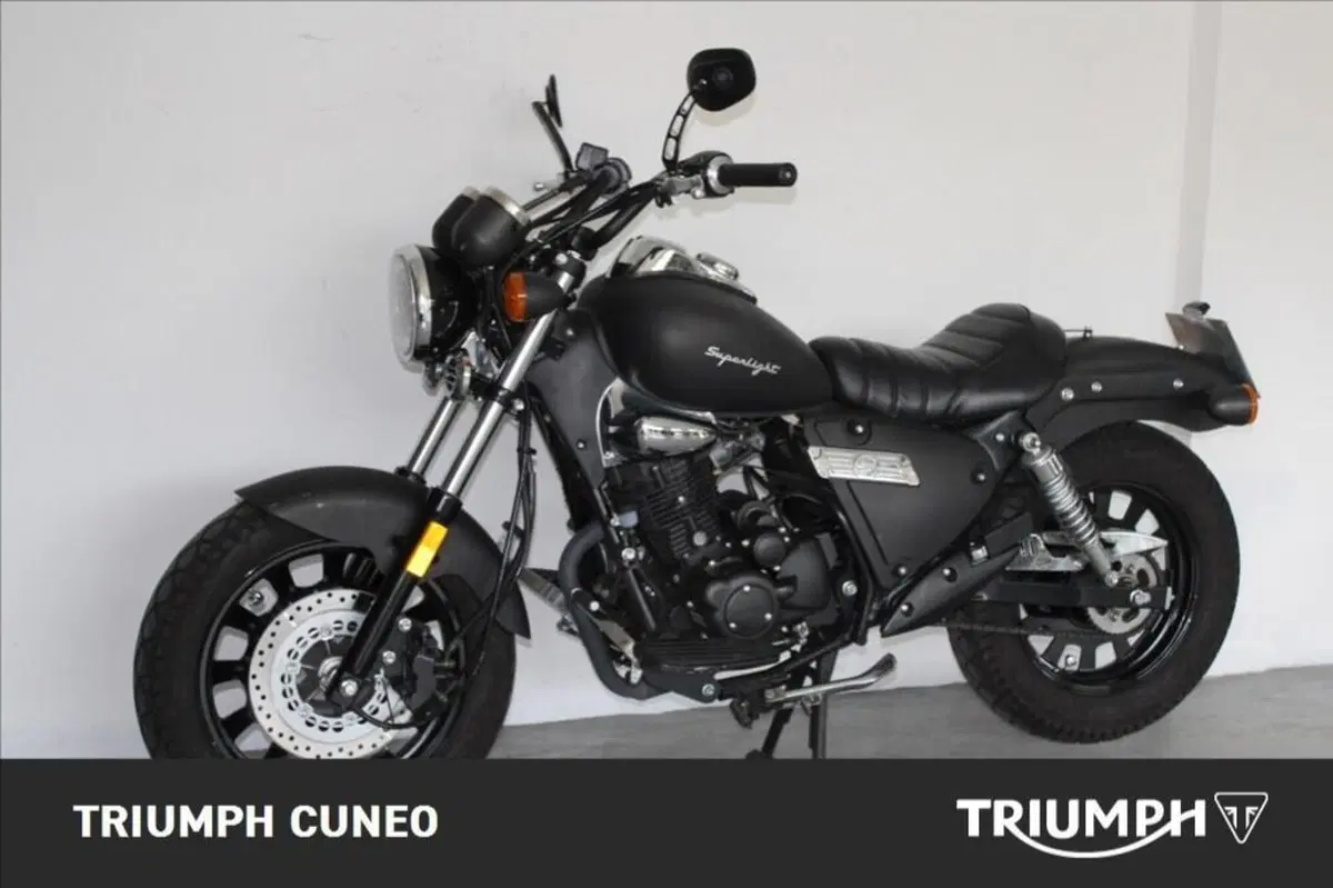 Moto Guzzi V9 Bobber (2021 - 25) (12)